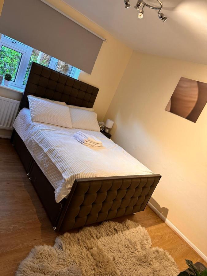 Apartment A Beautiful One Bedroom Within The Heart Of London..fully Furnished Close To Social Amenities.. *