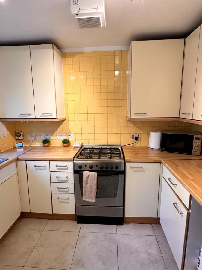 Apartment A Beautiful One Bedroom Within The Heart Of London..fully Furnished Close To Social Amenities.. *