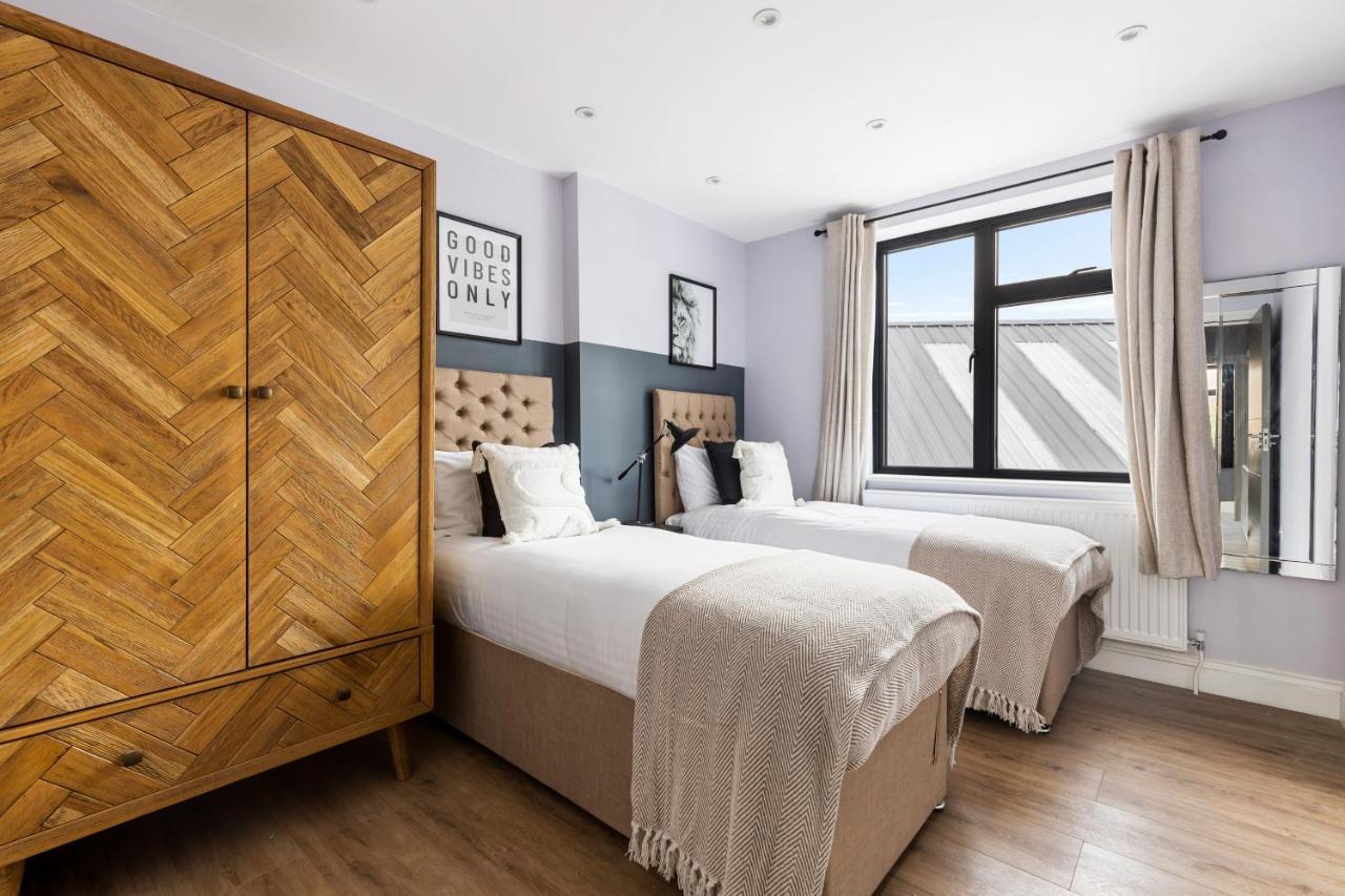 Appartement Stylish & Spacious 3 Bed With Fast Wifi, Close To Tube & Wembly Londen