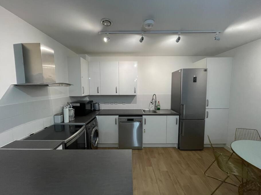 Leilighet Spacious 2 Bedroom Modern Flat & Parking London