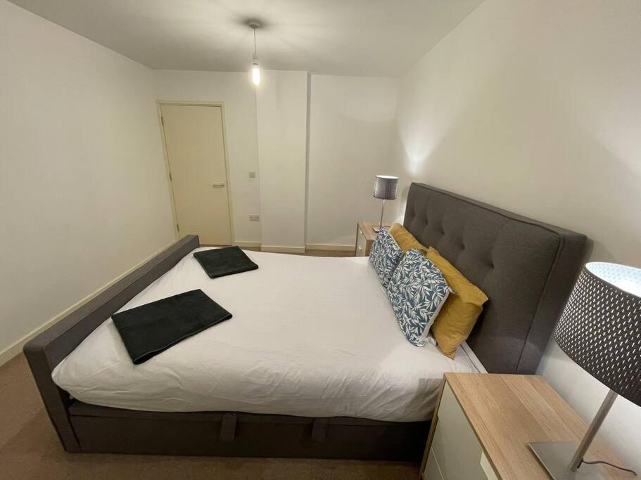 Spacious 2 Bedroom Modern Flat & Parking Leilighet *