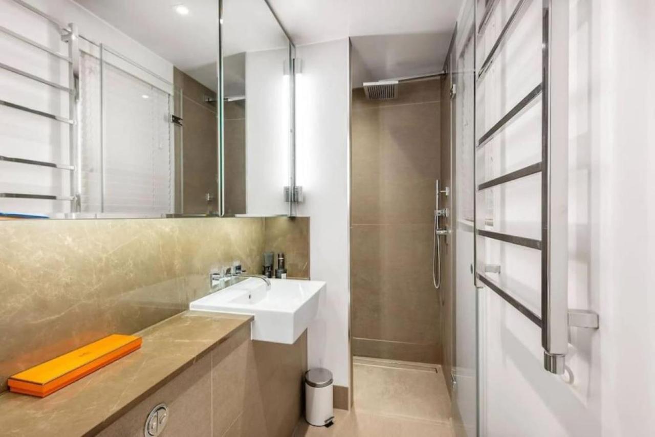 Posh 3 Bedroom Flat With Terrace And Indoor Fireplace In Mayfair, Near Hyde Park London