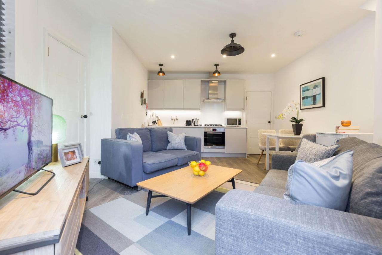 Urban Chic - Rathbone * London