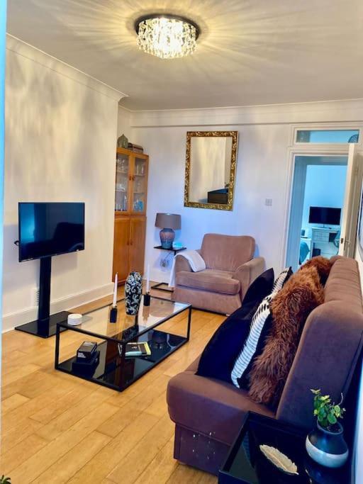 2 Bedroom Flat In Camberwell - Location With Excellent Connections To Tourist Attractions And Main Airports Appartement