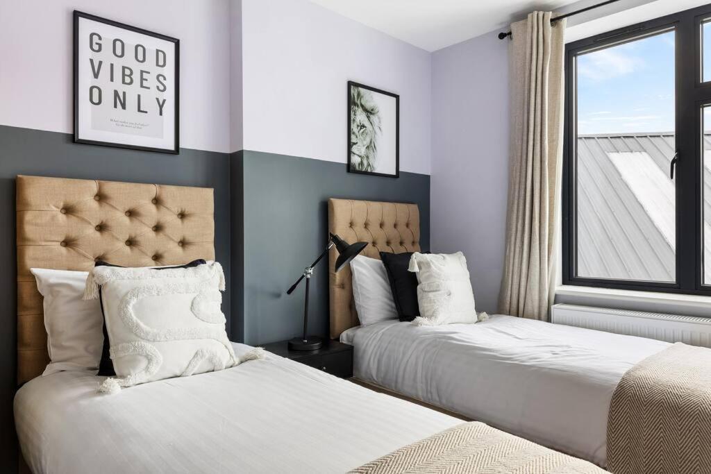 Stylish & Spacious 3 Bed With Fast Wifi, Close To Tube & Wembly * London