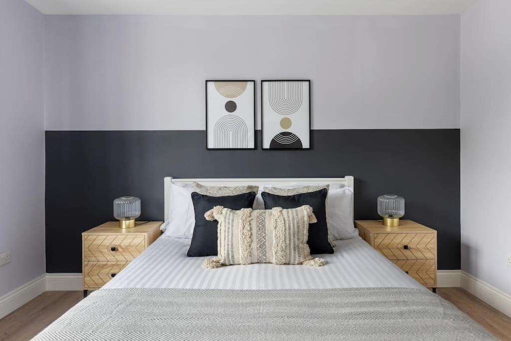 Stylish & Spacious 3 Bed With Fast Wifi, Close To Tube & Wembly Apartment *