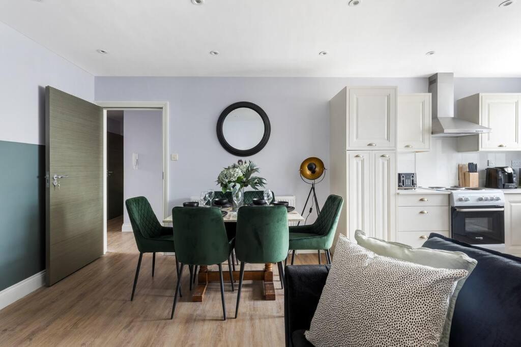 Stylish & Spacious 3 Bed With Fast Wifi, Close To Tube & Wembly London