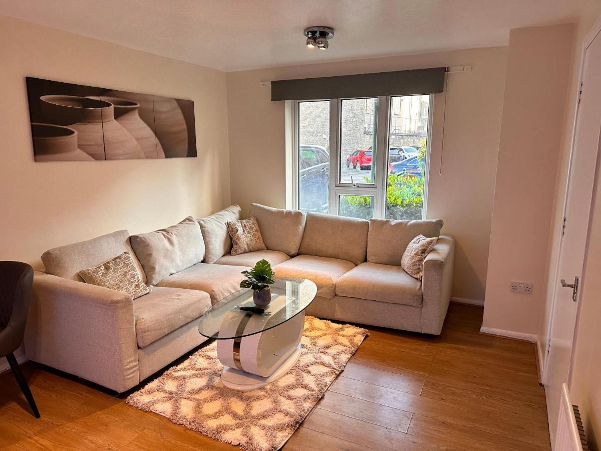 A Beautiful One Bedroom Within The Heart Of London..fully Furnished Close To Social Amenities.. Apartment *