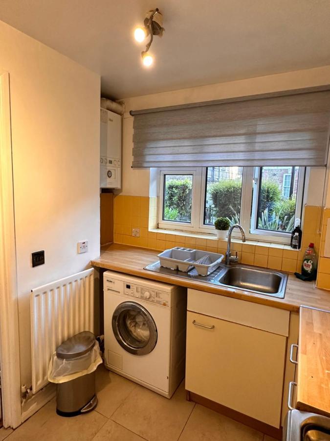 Apartment A Beautiful One Bedroom Within The Heart Of London..fully Furnished Close To Social Amenities.. London