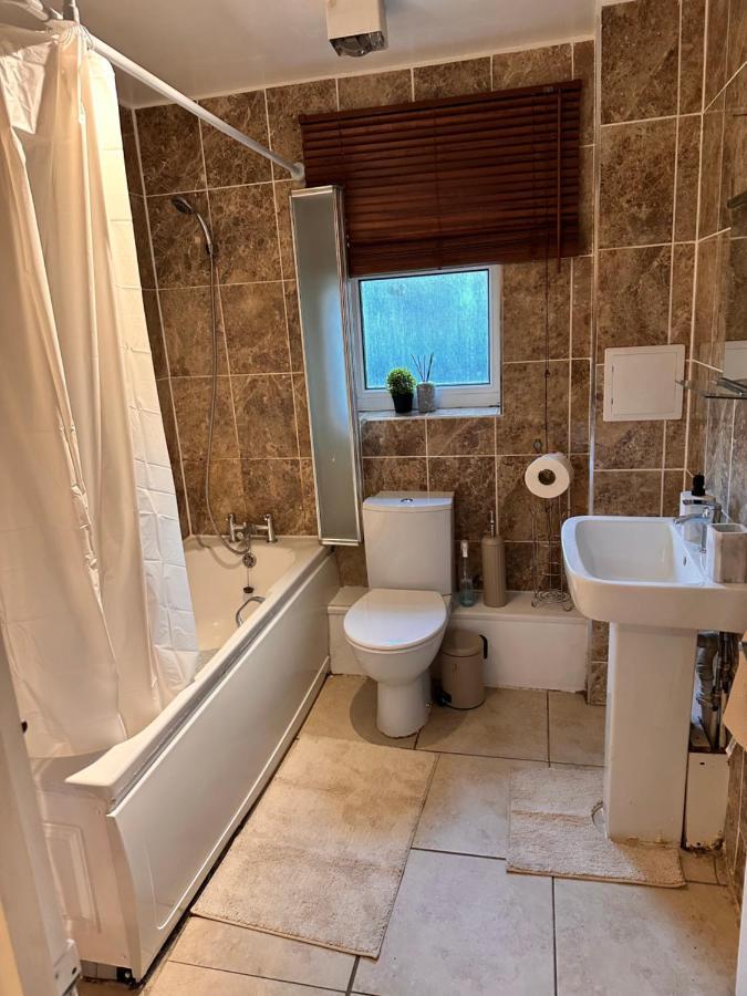 Apartment A Beautiful One Bedroom Within The Heart Of London..fully Furnished Close To Social Amenities.. *