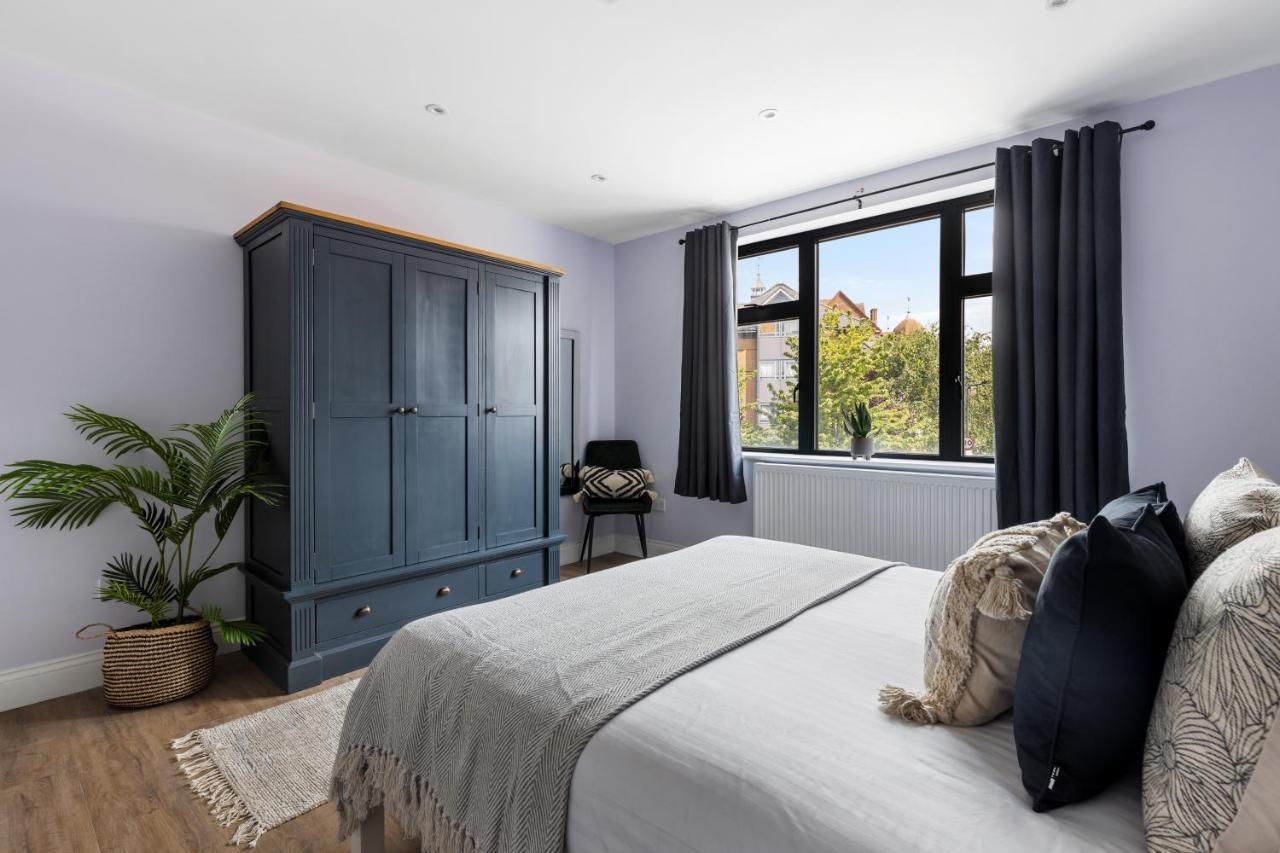 Appartement Stylish & Spacious 3 Bed With Fast Wifi, Close To Tube & Wembly Londen
