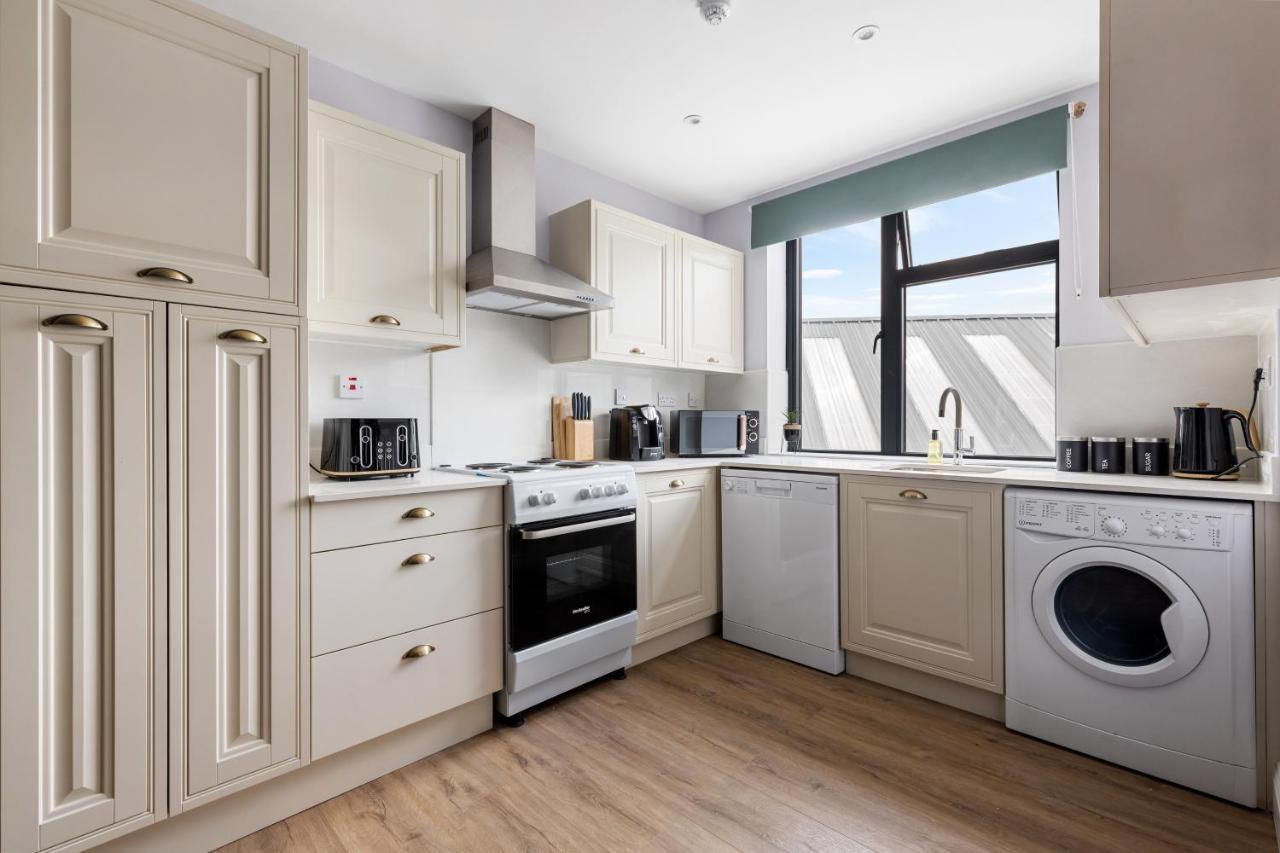 Appartement Stylish & Spacious 3 Bed With Fast Wifi, Close To Tube & Wembly Londen