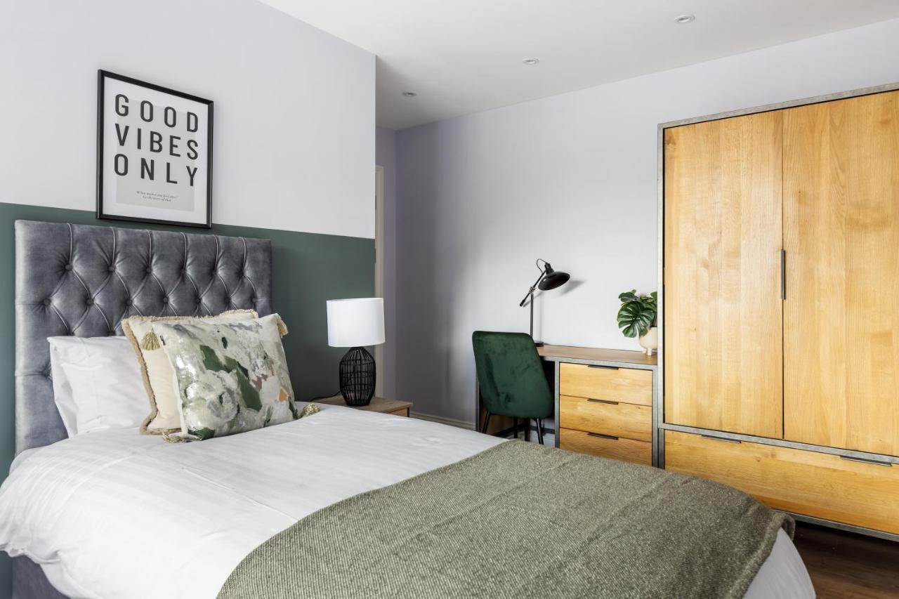 Stylish & Spacious 3 Bed With Fast Wifi, Close To Tube & Wembly Appartement