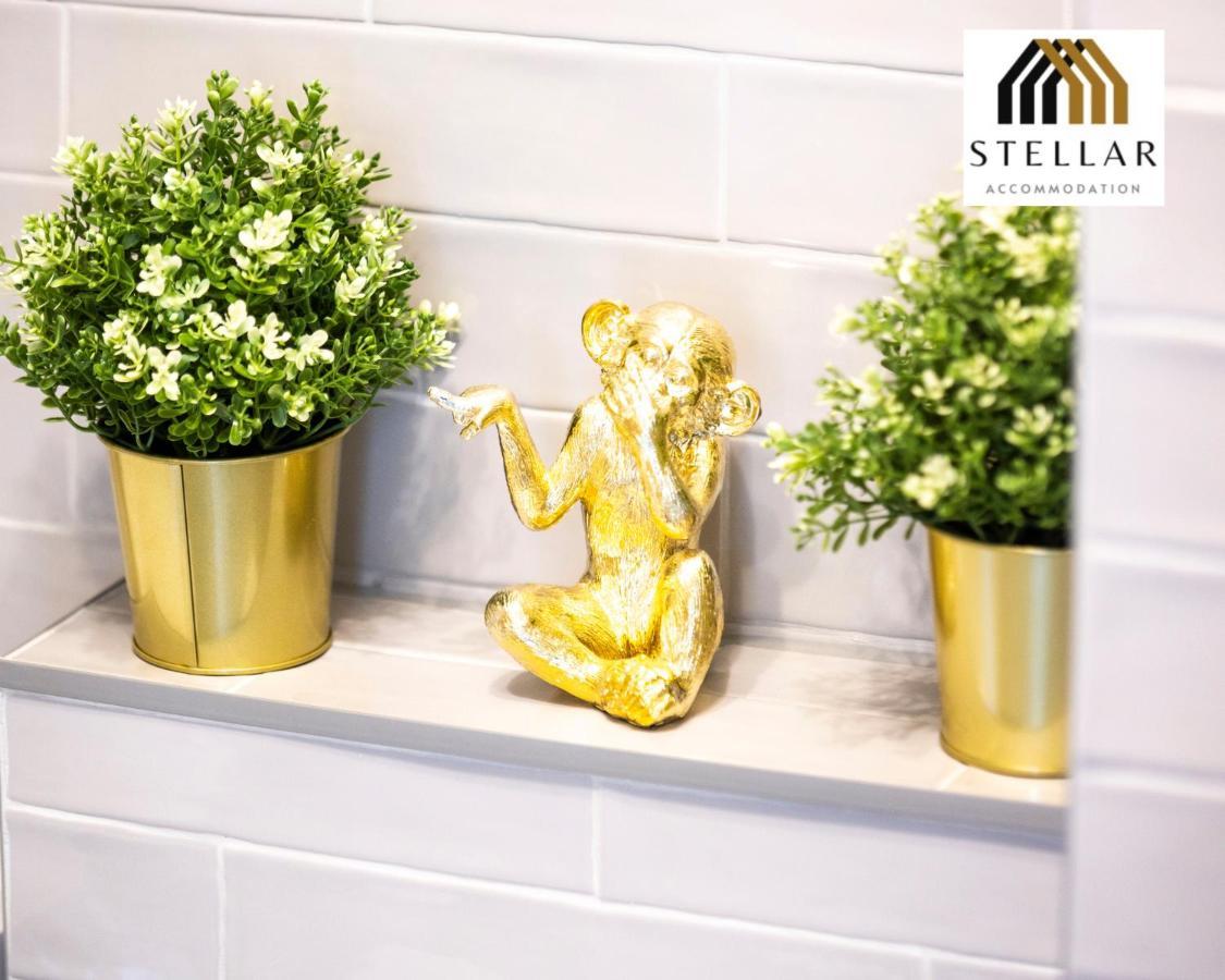 Luxury One Bedroom Newly Refurbished By Stellar Short Lets & Serviced Canary Wharf Manchester Leisure Apartment