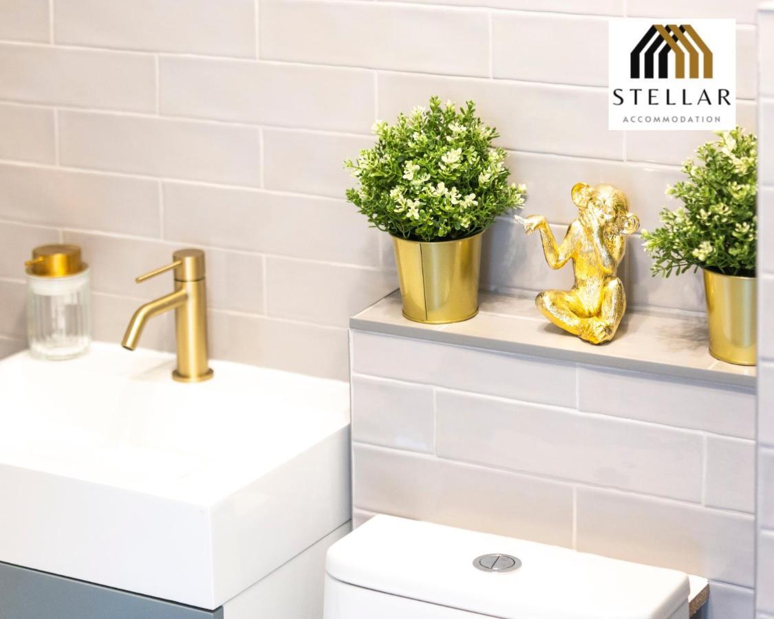 Apartment Luxury One Bedroom Newly Refurbished By Stellar Short Lets & Serviced Canary Wharf Manchester Leisure