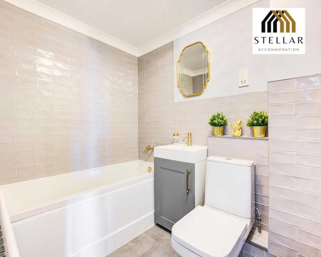 Luxury One Bedroom Newly Refurbished By Stellar Short Lets & Serviced Canary Wharf Manchester Leisure * London