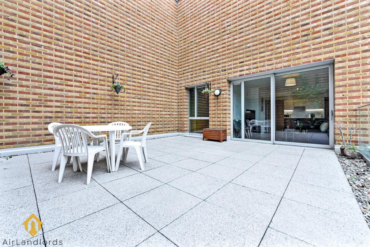 Apartment Exclusive 3 Bed 3bath Penthouse Near Canary Wharf *