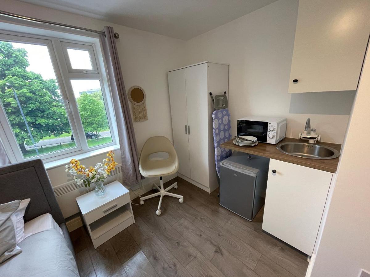 Letzi Private En-suite Near Wembley Londen