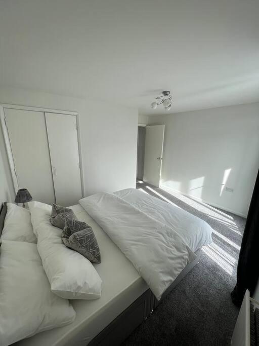 Spacious 1 Bedroom Unit In West