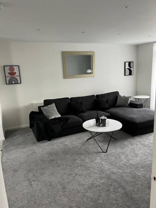 Spacious 1 Bedroom Unit In West * Londres