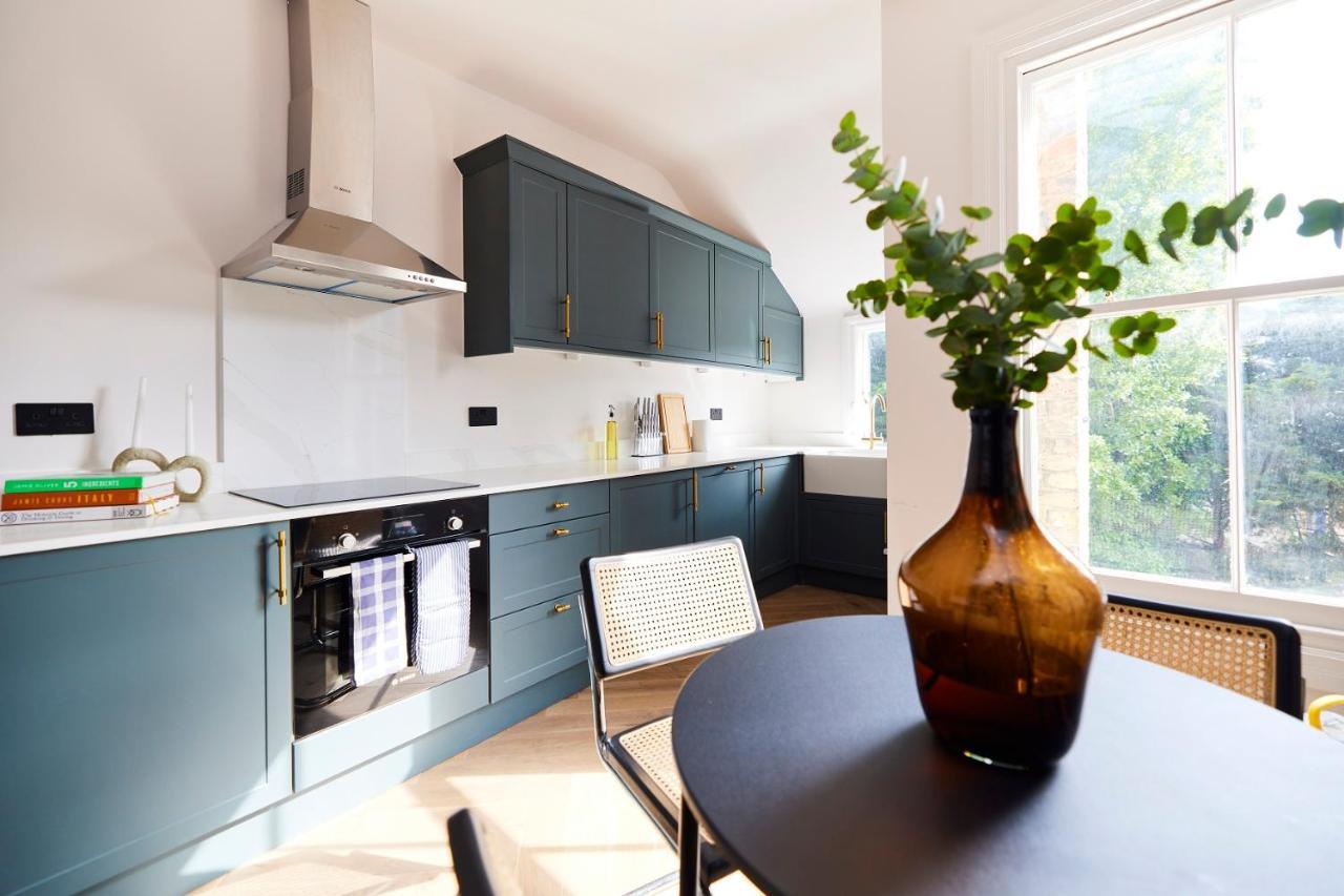 The Elmfield Road Wonder - Dazzling 2bdr Flat * London