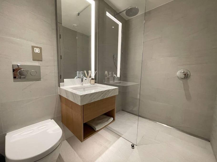 Luxury With Ac By The River Apartment London