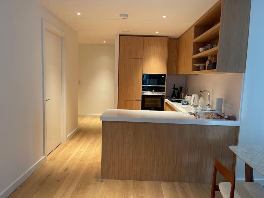 Luxury With Ac By The River Apartment London