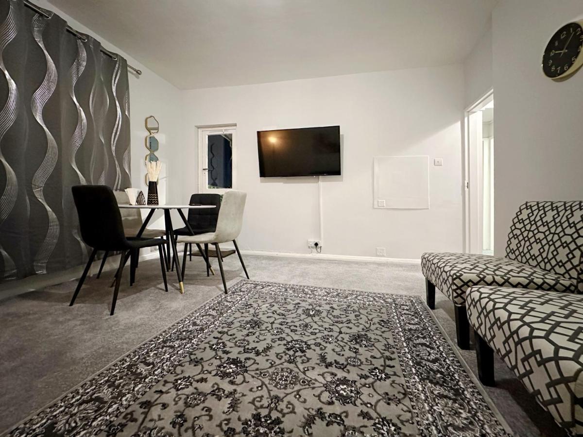 Zoey Place Near Thames River - 2 Double Beds, 1 Single Bed, Spacious, Ideal For Families Appartement *