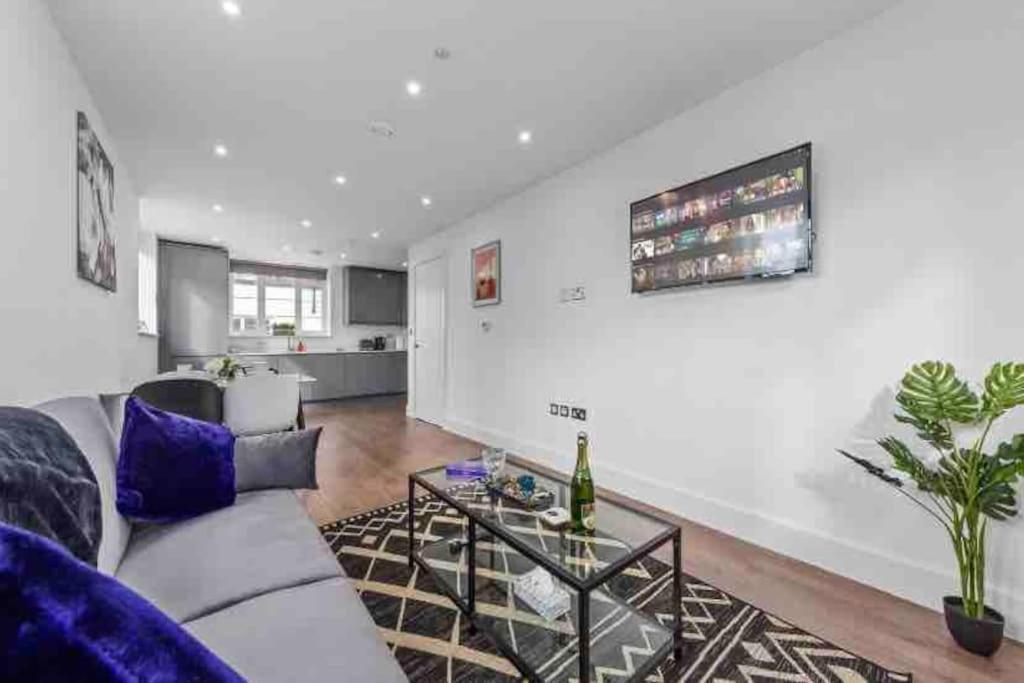 Cozy Flat Near Eye/ Victoria / Vauxhall Lägenhet London