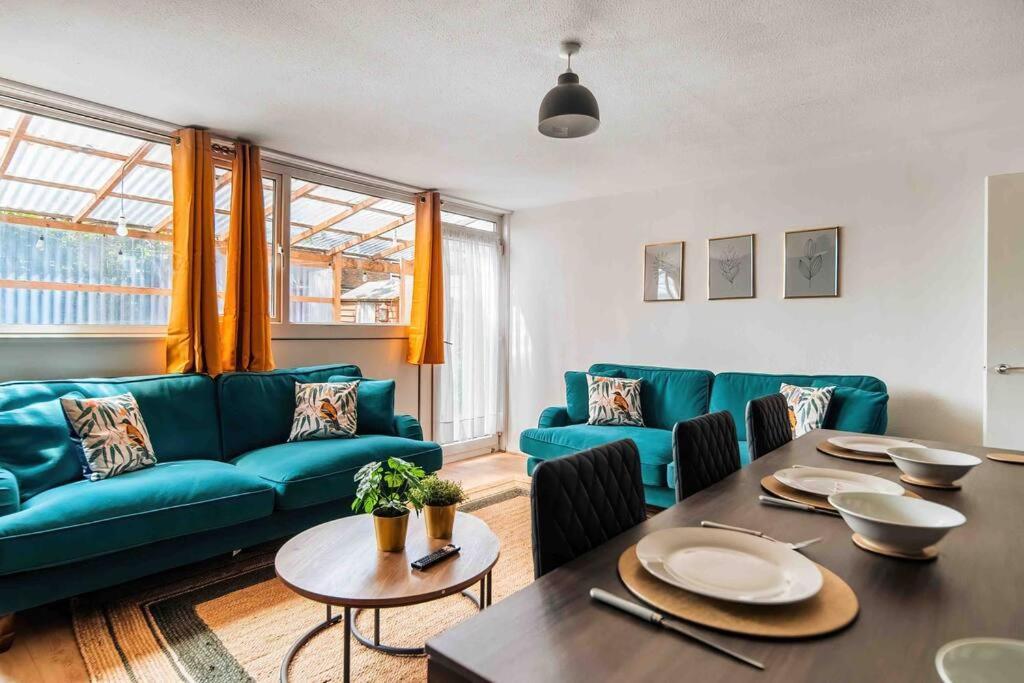 Feriehus Contractor Base With Pool Table London