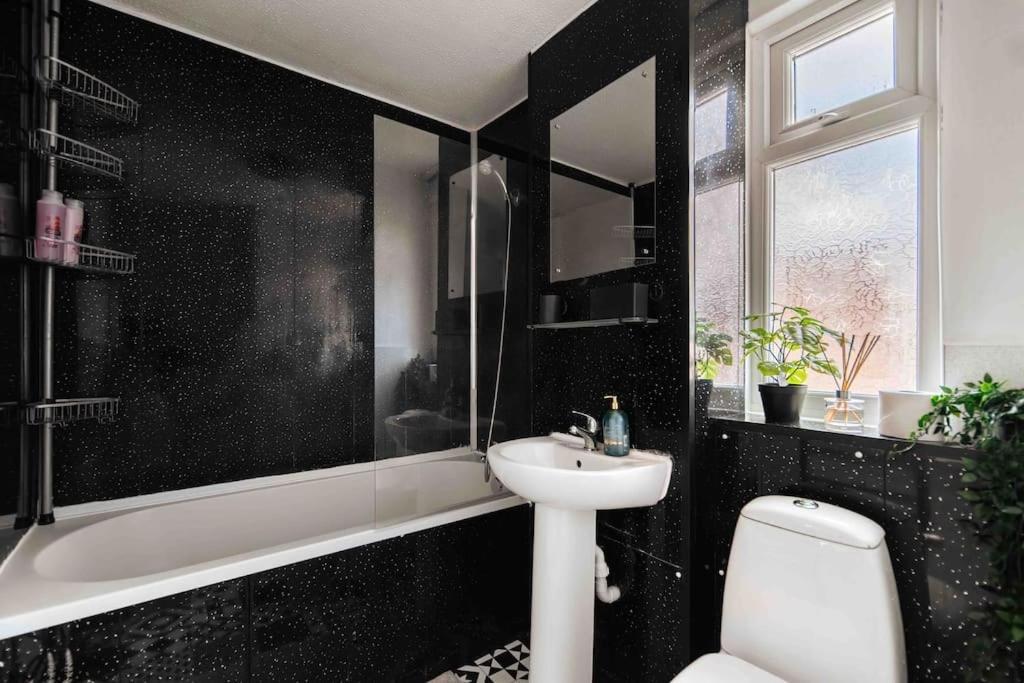 Contractor Base With Pool Table Feriehus London