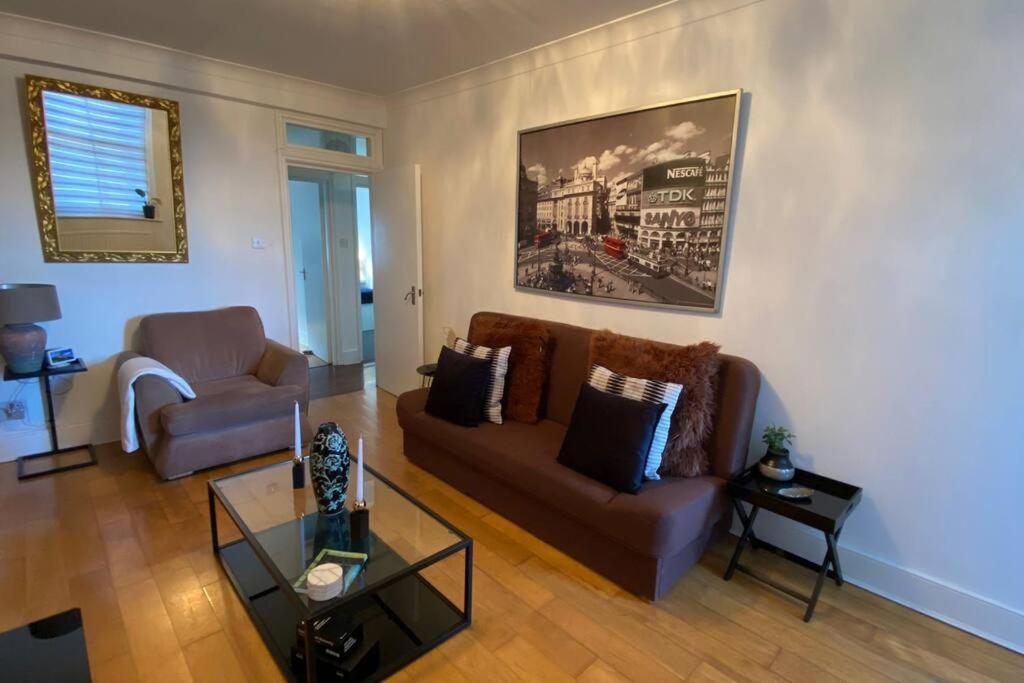 2 Bedroom Flat In Camberwell - Location With Excellent Connections To Tourist Attractions And Main Airports *