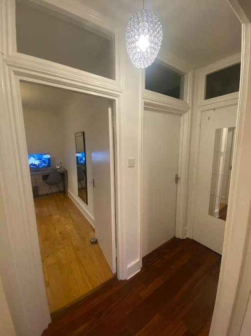 2 Bedroom Flat In Camberwell - Location With Excellent Connections To Tourist Attractions And Main Airports Appartement Londen