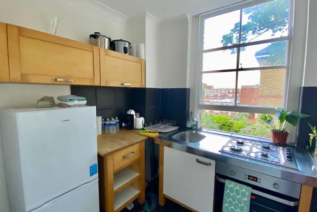 2 Bedroom Flat In Camberwell - Location With Excellent Connections To Tourist Attractions And Main Airports Londen
