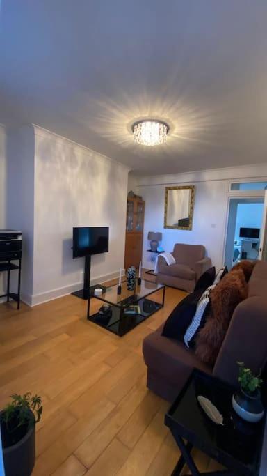 Lejlighed 2 Bedroom Flat In Camberwell - Location With Excellent Connections To Tourist Attractions And Main Airports
