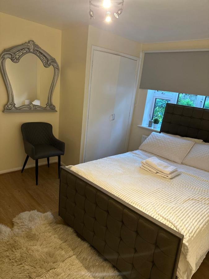 A Beautiful One Bedroom Within The Heart Of London..fully Furnished Close To Social Amenities.. Apartment