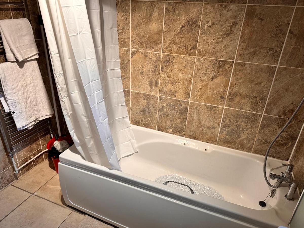 A Beautiful One Bedroom Within The Heart Of London..fully Furnished Close To Social Amenities.. Apartment London