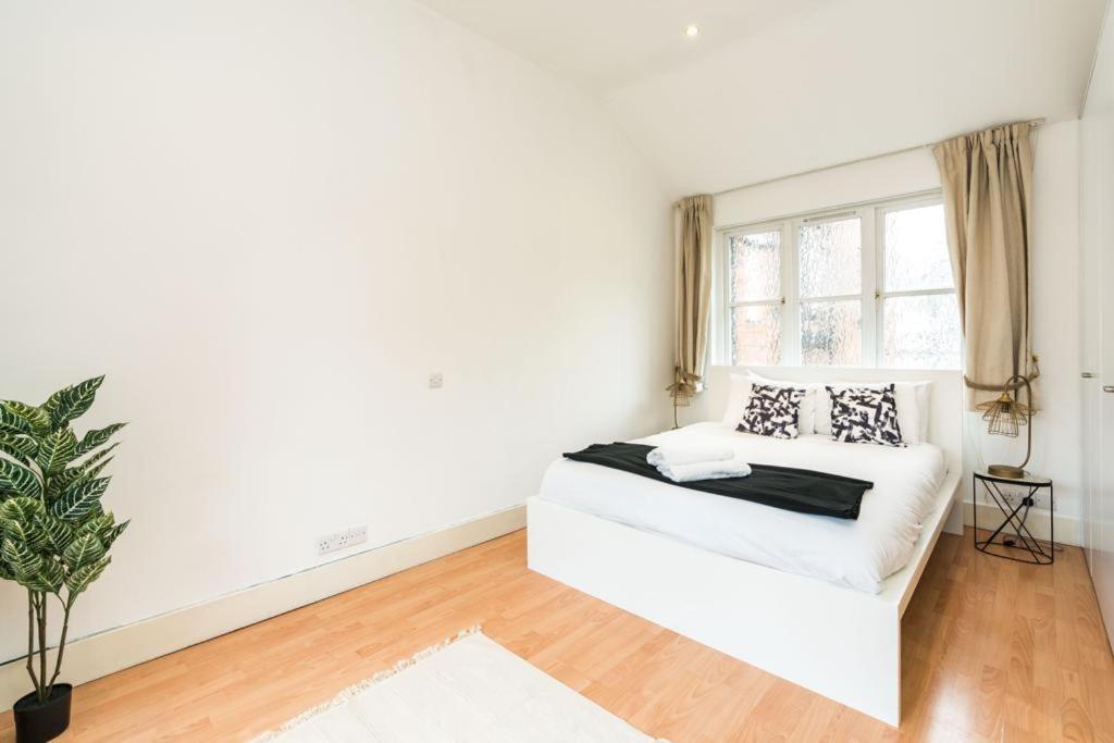 Goldhurst 3 Bedroom Flat * London
