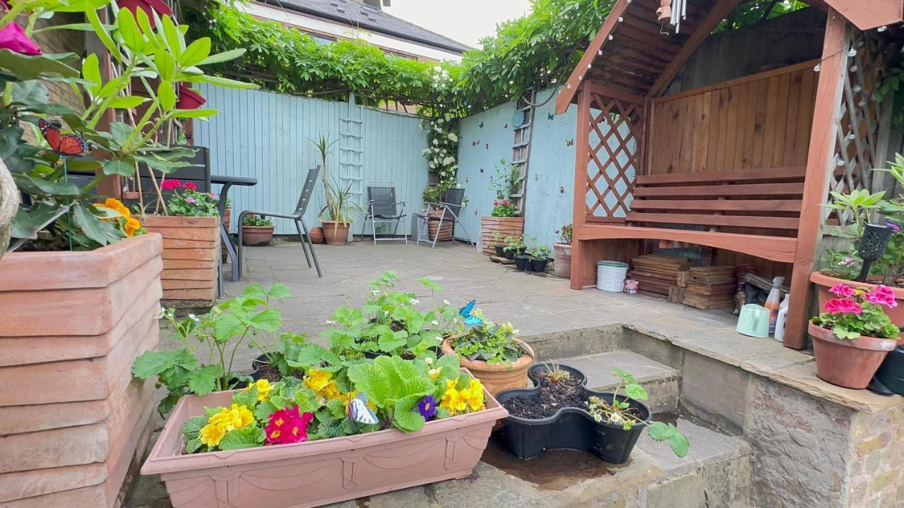 Amazing Location - Of London- 2 Bedroom Stunning Canal View House With Private Garden,parking & Balcony * Londra