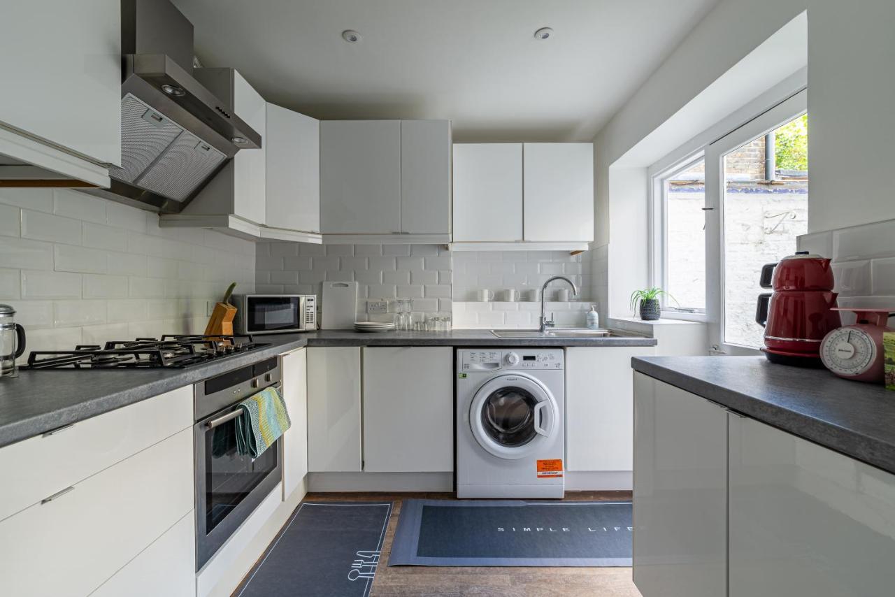 Specious Bright Flat With Garden In Leilighet