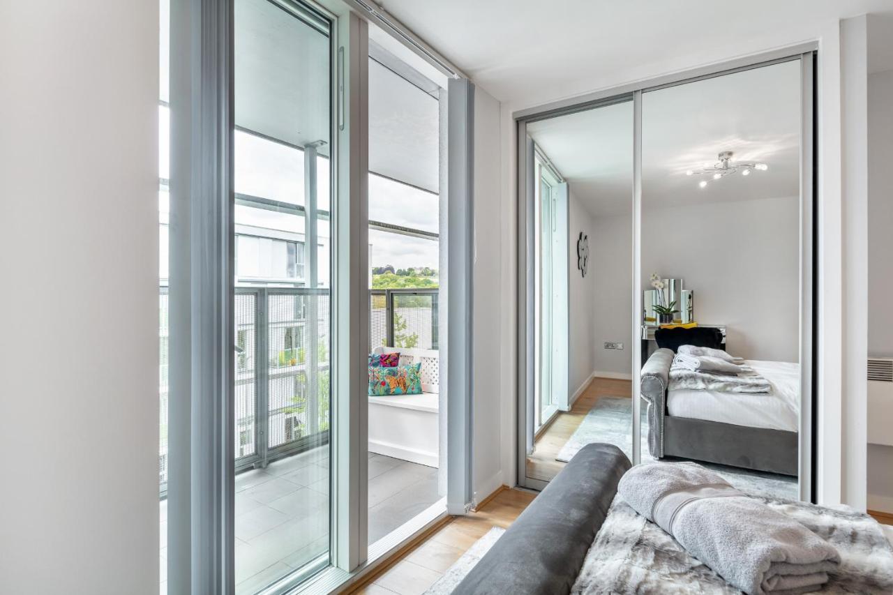 Stunning With Underground Parking! Apartment London