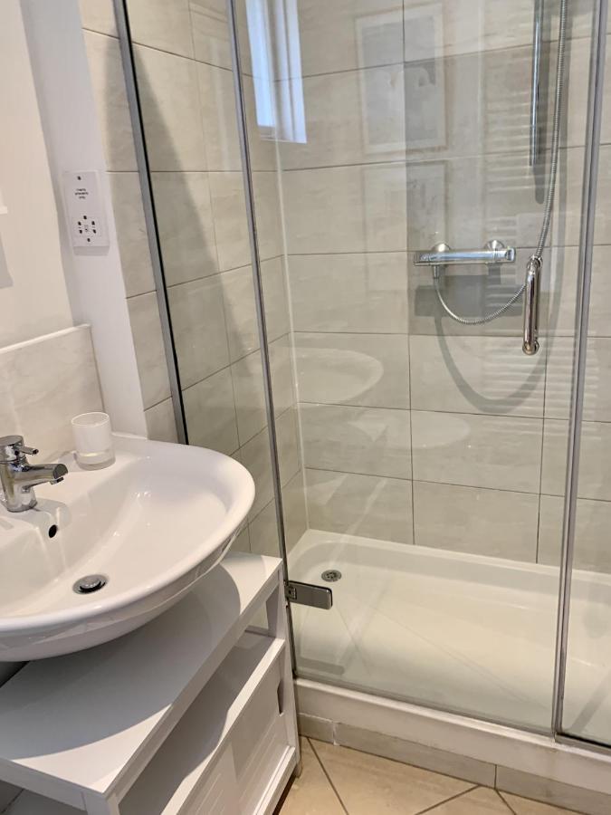 Lovely Newly Refurbished In Battersea * Londen