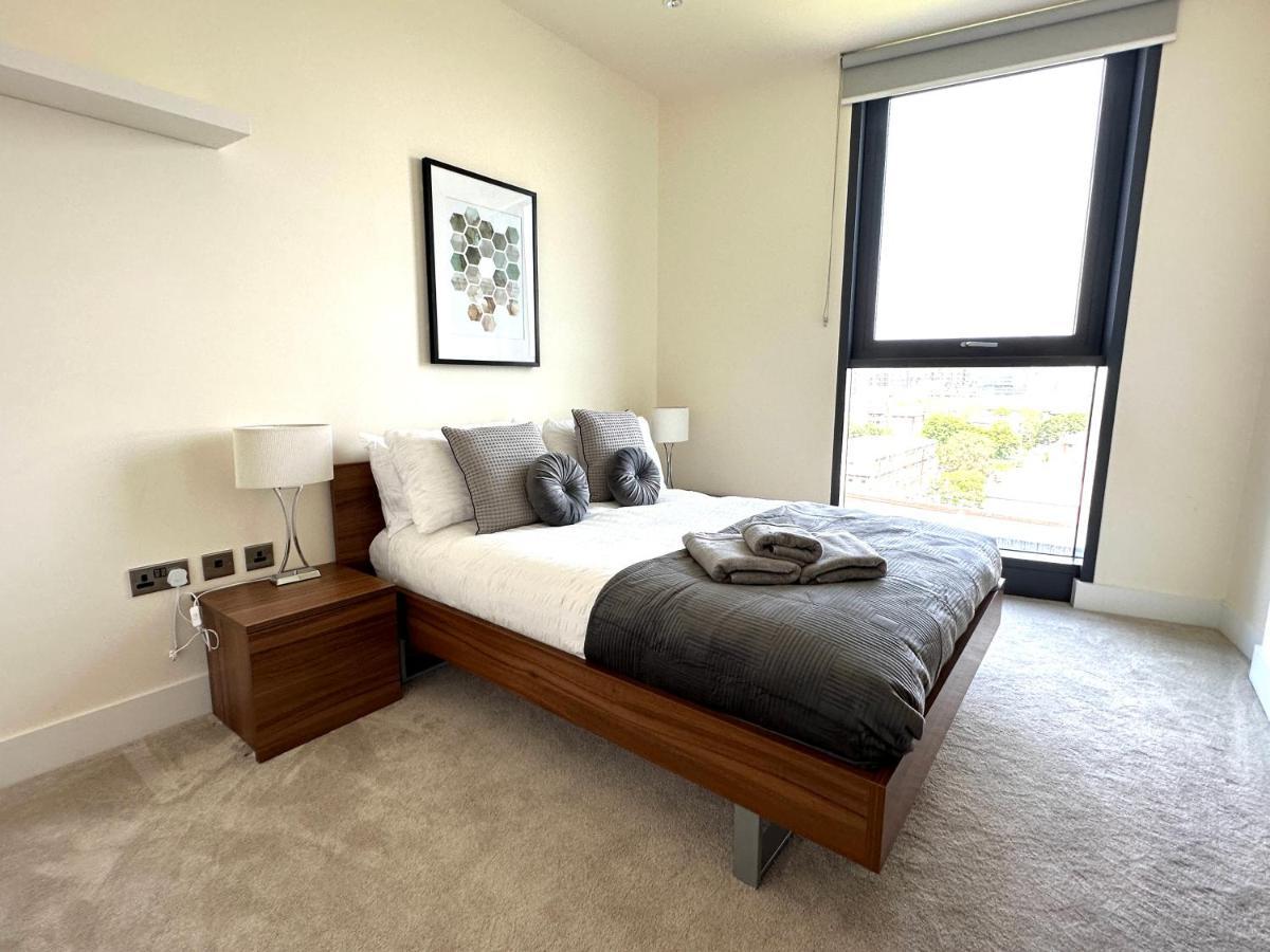 3 Bedroom Penthouse With Private Terrace, Battersea, Nine Elms Apartment
