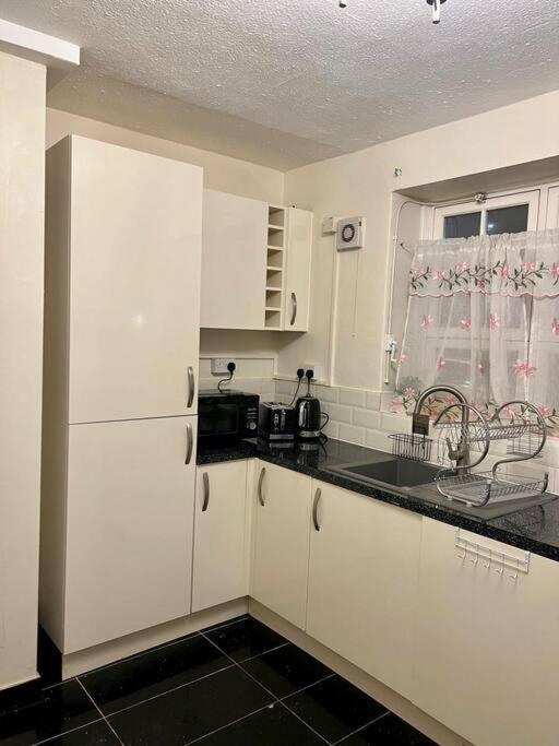 2 Bedroom Flat In Vauxhall, Leilighet *