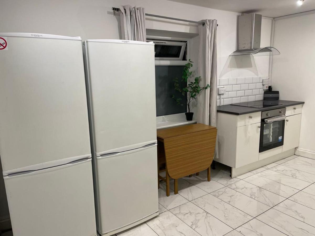 Privat overnatting Double Bedroom With A Balcony And Ensuite Bathroom For Short Or Long In Canary Wharf With Direct Train From Heathrow, Also Convenient From Stansted And Gatwick Airport, 10 Minutes From Airport And Excel, 16 Minutes To Westmins London
