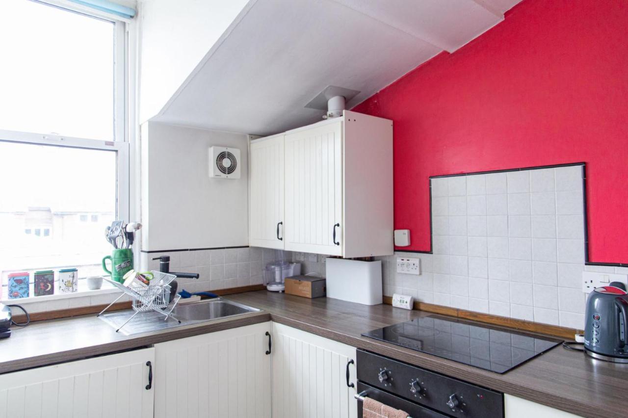 Plush For Four In Brixton Apartment *