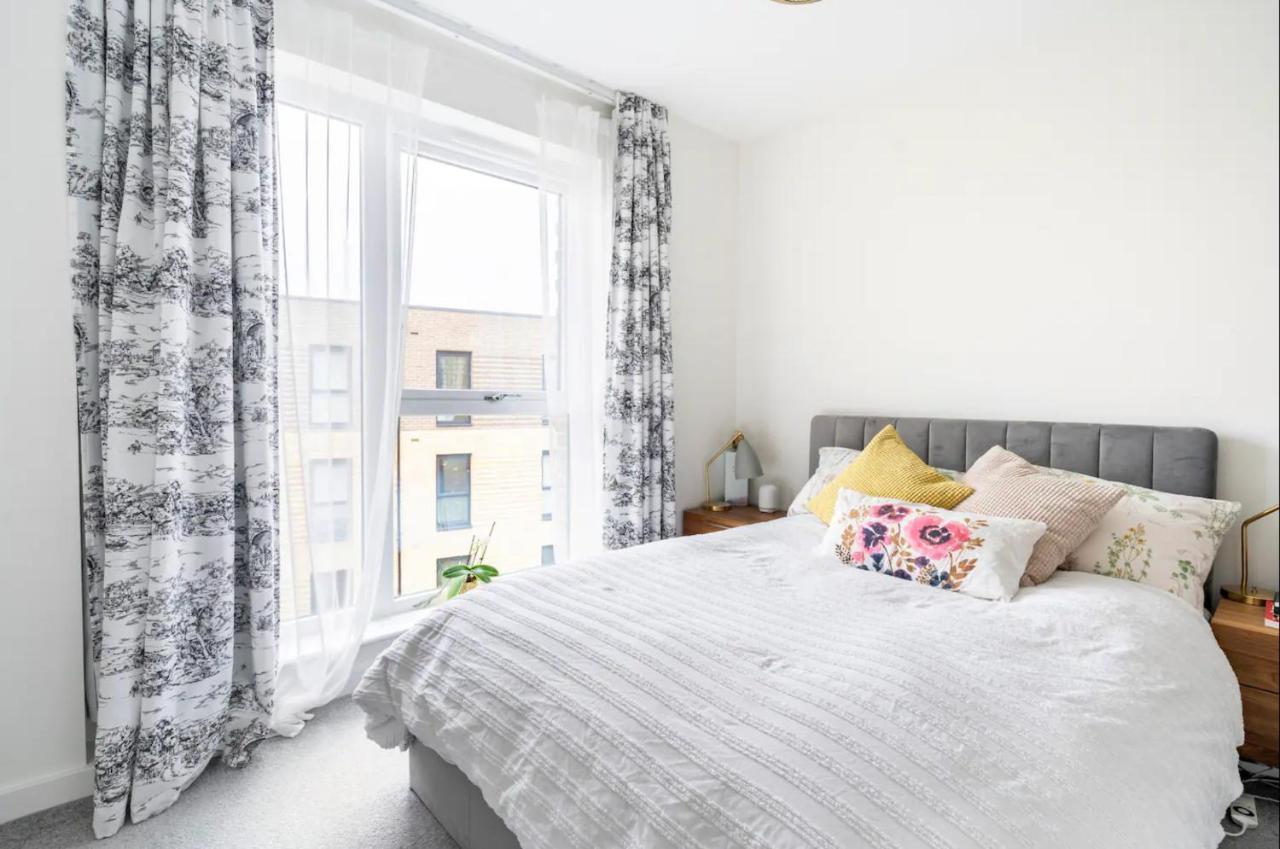 Sunny Luxury Skyline Flat Near Alexandra Palace, Tottenham Stadium & Drumsheds Londra