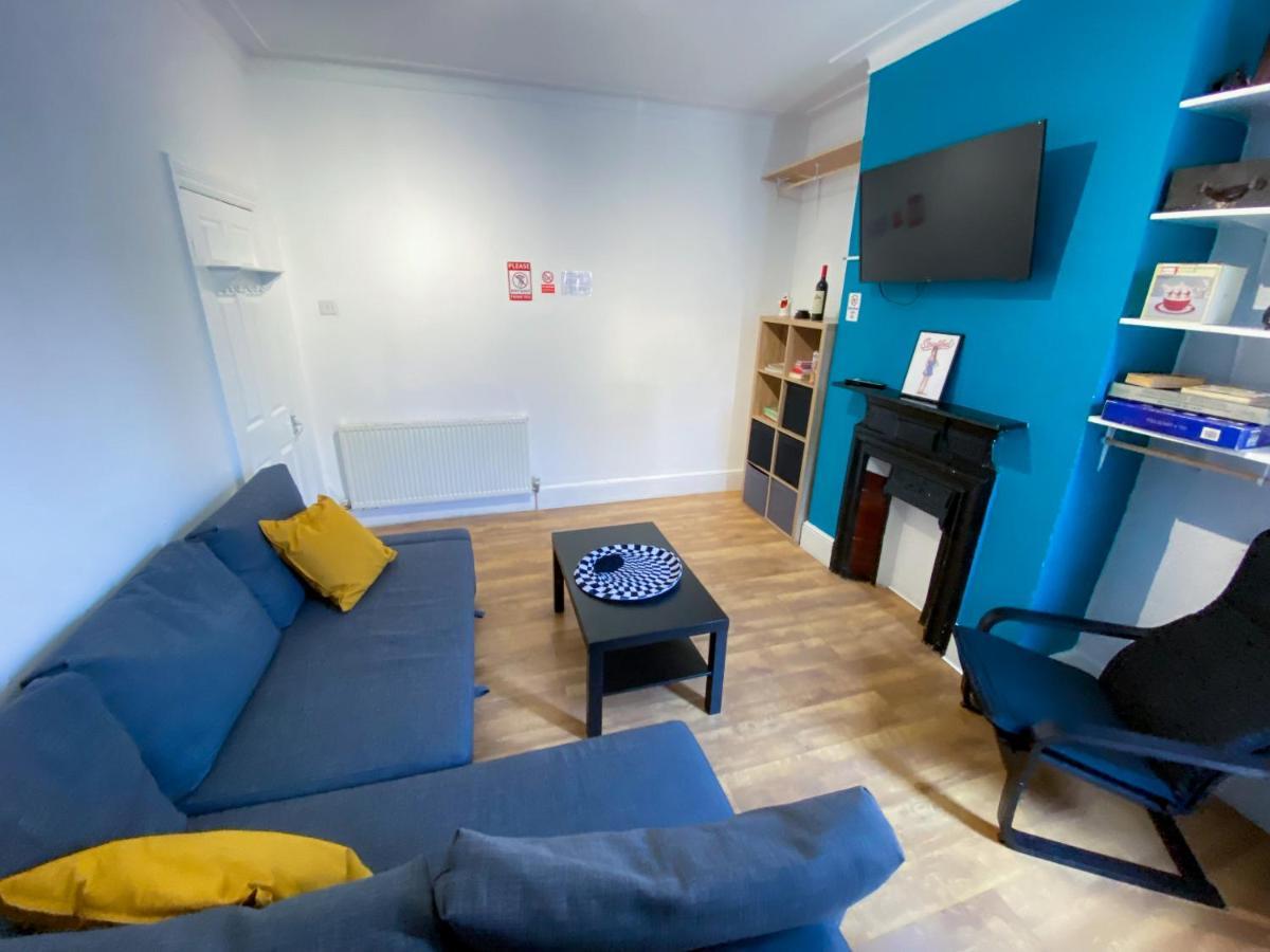 Holiday home 4 Bedroom House Parking & Garden Near Central
