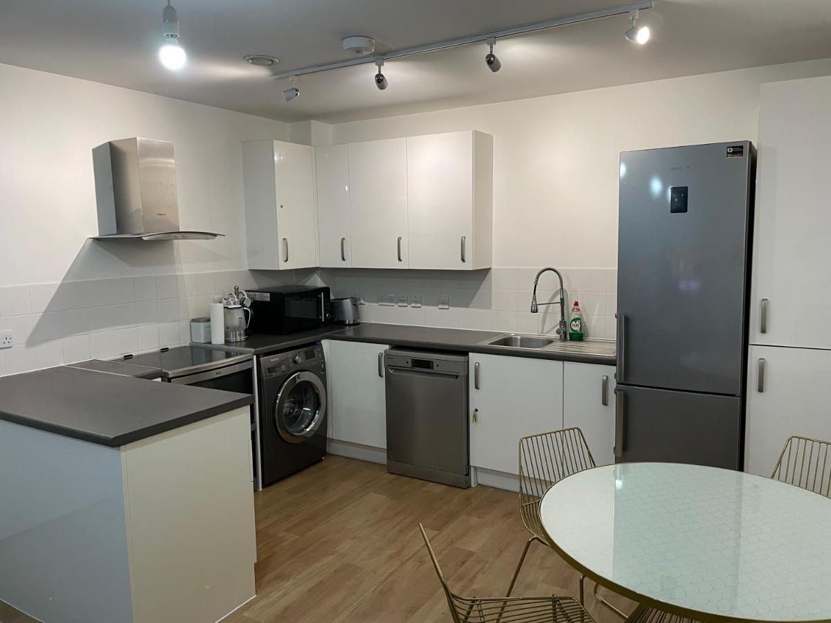 Spacious 2 Bedroom Modern Flat & Parking Leilighet *