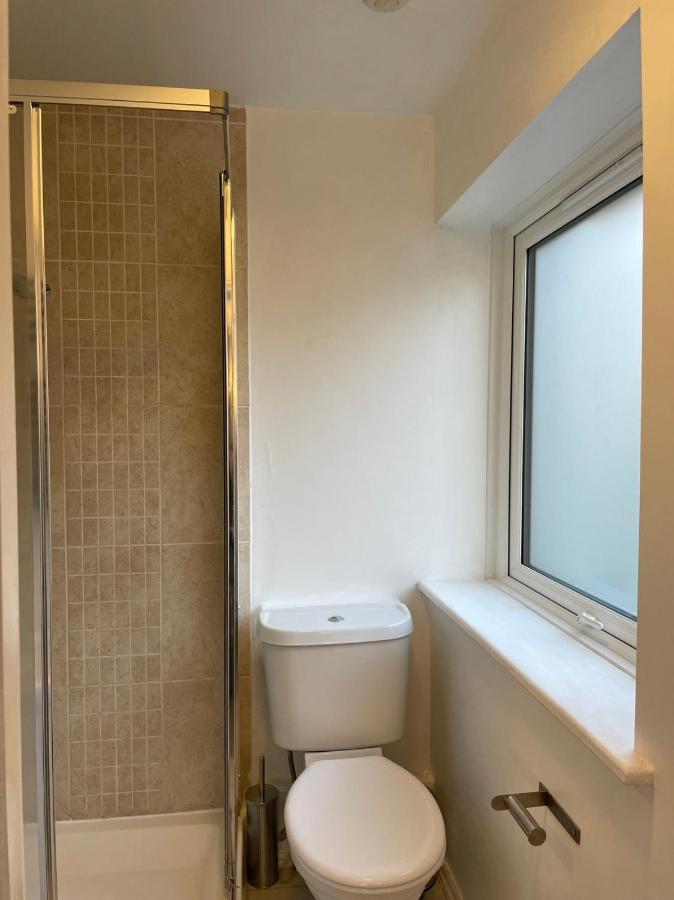 Privat overnatting Double Bedroom With A Balcony And Ensuite Bathroom For Short Or Long In Canary Wharf With Direct Train From Heathrow, Also Convenient From Stansted And Gatwick Airport, 10 Minutes From Airport And Excel, 16 Minutes To Westmins *